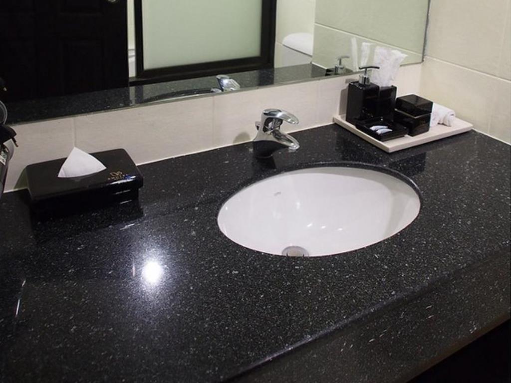 Swutel Hotel Банкок Екстериор снимка